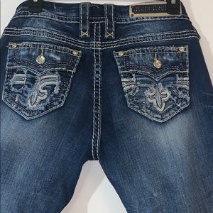 Worn maybe 6 times. I believe 32-33 inches long